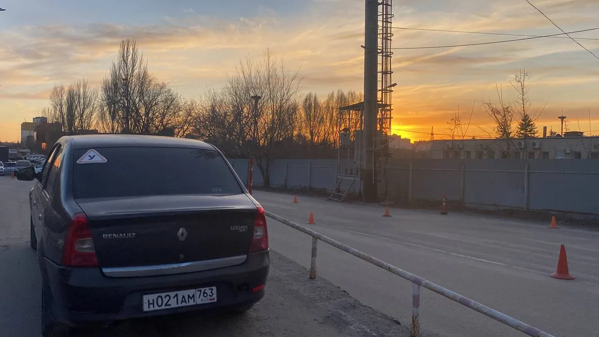 Учебный автомобиль СОУК на автодроме на закате